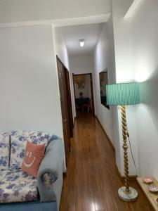 sala de estar con sofá y lámpara en Royal view Apartment, en Port Louis