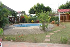 a backyard with a swimming pool in a yard at Cabaña Campestre Casablanca in San Juan de Arama