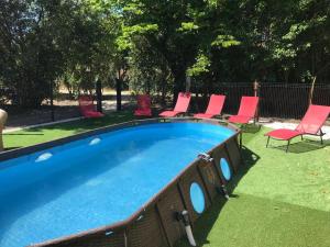 Basen w obiekcie Villa, piscine, jardin, barbecue, proche centre lub w pobliżu
