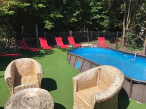Basen w obiekcie Villa, piscine, jardin, barbecue, proche centre lub w pobliżu