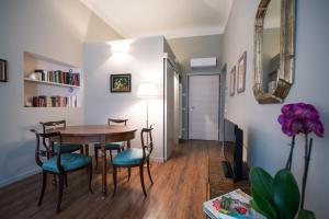 a dining room with a table and chairs at Verità Boutique Apartment in Pietrasanta