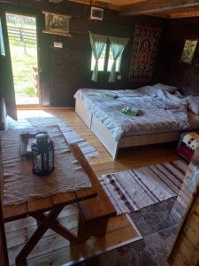 Un pat sau paturi într-o cameră la Etno brvnara TAMARA