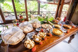 a table topped with lots of different types of food at Pousada Bicho Preguiça in Pipa