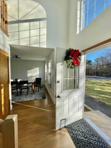 Imagen de la galería de Modern Poconos home, game room, pool, waterparks, en Albrightsville