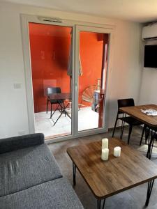 sala de estar con sofá y mesa en Appartement T2 cosy à San ciprianu en Lecci