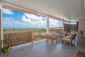 Cette chambre dispose d'un balcon avec vue sur l'océan. dans l'établissement Haut de villa au François, au François