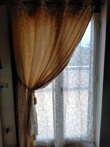 ein Fenster mit Vorhang in einem Zimmer in der Unterkunft B&B Villa Lucari in Comiso