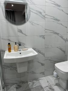 Koupelna v ubytování Grand Bleu - London - Next to Piccadilly Line Tube Station & Brand New Facilities