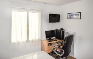 En TV eller et underholdningssystem på Amazing Apartment In Saint-pe-sur-nivelle With 1 Bedrooms And Wifi