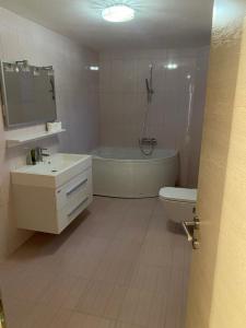 Koupelna v ubytování Villa Nur