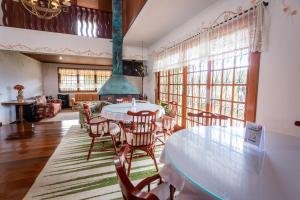 a dining room with a table and chairs at Guest House Família in Campos do Jordão