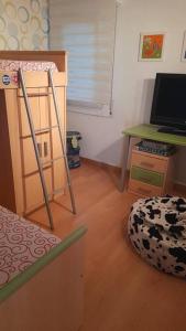 TV a/nebo společenská místnost v ubytování Fantástico apartamento con piscina en Tossa de Mar