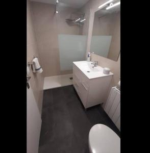 Koupelna v ubytování Fantástico apartamento con piscina en Tossa de Mar