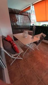 einen Tisch und Stühle in einem Zimmer mit Tisch in der Unterkunft Fantástico apartamento con piscina en Tossa de Mar in Tossa de Mar