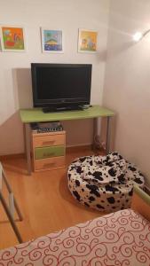 TV a/nebo společenská místnost v ubytování Fantástico apartamento con piscina en Tossa de Mar