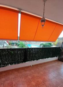 einen Balkon mit Poolblick in der Unterkunft Fantástico apartamento con piscina en Tossa de Mar in Tossa de Mar