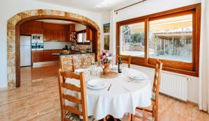 巴利由布雷加的住宿－Cal Nano Casa Rural，厨房以及带桌椅的用餐室。