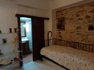 sypialnia z łóżkiem i ceglaną ścianą w obiekcie Myrtle w mieście Engares