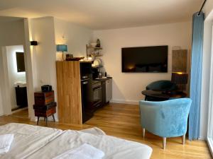 1 dormitorio con 1 cama, TV y mesa en Elbsleep, en Dömitz