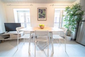 uma sala de jantar com mesa e cadeiras em Le San Diego - Appartement 4 pers Oullins-Lyon em Oullins