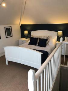 een slaapkamer met een wit bed met kussens erop bij 7 Bed Home*Contractors*CityCentre*FREE Parking in Derby