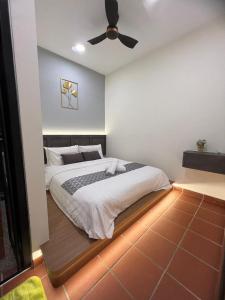 Postel nebo postele na pokoji v ubytování New! 1min to JonkerStreet TangHouse's Hotel Melaka 鸡场街