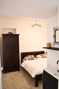 Łóżko lub łóżka w pokoju w obiekcie Villa, piscine, jardin, barbecue, proche centre