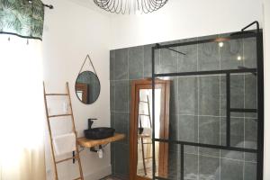 łazienka z prysznicem i szklanymi drzwiami w obiekcie Villa, piscine, jardin, barbecue, proche centre w Orange +15 zdjęć