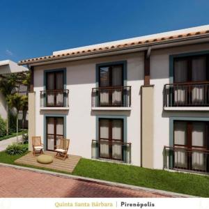 a building with two chairs and a patio at Quinta Santa Bárbara Eco Resort in Pirenópolis