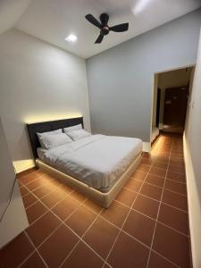 Postel nebo postele na pokoji v ubytování New! 1min to JonkerStreet TangHouse's Hotel Melaka 鸡场街