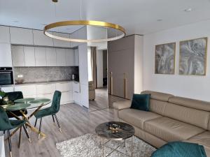 ein Wohnzimmer mit einem Sofa und einem Tisch in der Unterkunft Life Story in Kaunas