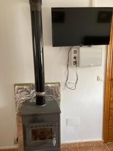 piec opalany drewnem z telewizorem w obiekcie La Casa de Paco el Ventero El Altillo w mieście Almócita