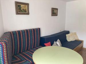 salon z kanapą i stołem w obiekcie La Casa de Paco el Ventero El Altillo w mieście Almócita