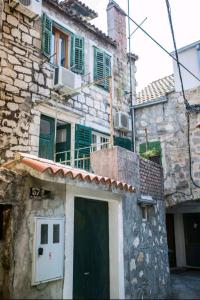 an old stone building with a green door at Stella in Split
