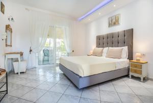 Un dormitorio con una cama grande y una ventana en Studios Suzanna, en Potos