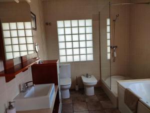 ein Bad mit einem WC, einem Waschbecken und einer Dusche in der Unterkunft Olivella Bed&breakfast in Olivella