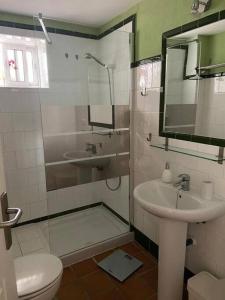 une salle de bain avec douche, lavabo et toilettes dans l'établissement Casa Arlette, à Salobreña