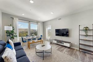 uma sala de estar com um sofá azul e uma mesa em Designer Apt with Jacuzzi, Pool & Mountain Views em Sparks
