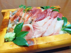 talerz z różnymi rodzajami sushi w obiekcie Sado Ryosou Minato w mieście Sado