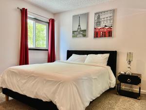 Un dormitorio con una cama grande y una ventana en DT Reno - 4BR Home with Patio, BBQ Grill, Games Room en Reno