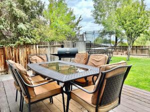 een terras met een tafel en stoelen bij DT Reno - 4BR Home with Patio, BBQ Grill, Games Room in Reno