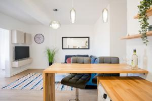 a living room with a table and a couch at Apartament Glamour La Mata in Torrevieja