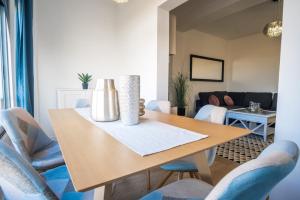 a dining room with a table and chairs at Apartament Glamour La Mata in Torrevieja