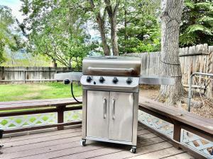 un grill assis sur une terrasse à côté d'une clôture dans l'établissement DT Reno - 4BR Home with Patio, BBQ Grill, Games Room, à Reno