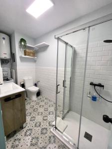 La salle de bains est pourvue d'une cabine de douche et de toilettes. dans l'établissement Finestra del Mar, à Cañet de Mar