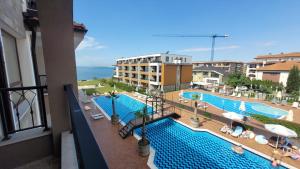 Vom Balkon eines Hotels genießen Sie Poolblick. in der Unterkunft Beachfront Apartments, Sarafovo in Burgas City