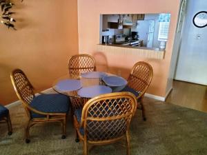 une salle à manger avec une table et des chaises ainsi qu'une cuisine dans l'établissement Anchorage I 104, à Myrtle Beach