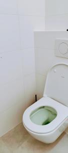 een badkamer met een wit toilet in een kamer bij Casa Roman - nieuwe vakantiewoning - Deluxe 4p - Relax 4p - Comfort 4p -- ---Cosy 2p in Zonhoven