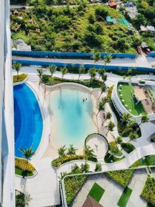 聖弗南多的住宿－Sonne & Strand AZURE NORTH PAMPANGA，享有度假村游泳池的空中景致