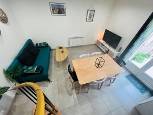vistas panorámicas a una sala de estar con mesa y sillas en T3 COSY MAISON DE VILLE TERRASSE AU CALME en Rochefort